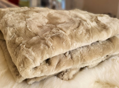 Helle Decke sehr weiches Schaffell beige / Cappuccino glänzend weich 200x160 cm Tagesdecke Überwurf
